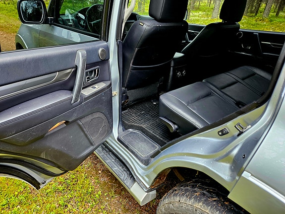 Mitsubishi Pajero 7 of 21