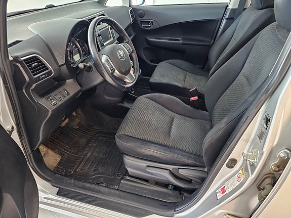 Toyota Verso-S 14 of 30