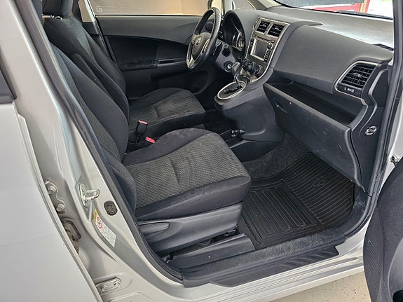 Toyota Verso-S 11 of 30