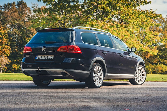 Volkswagen Passat Alltrack 2 of 30