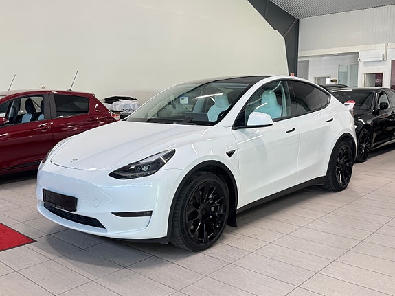 Tesla Model Y 7 of 30