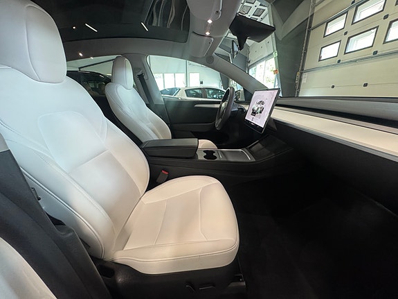 Tesla Model Y 13 of 30