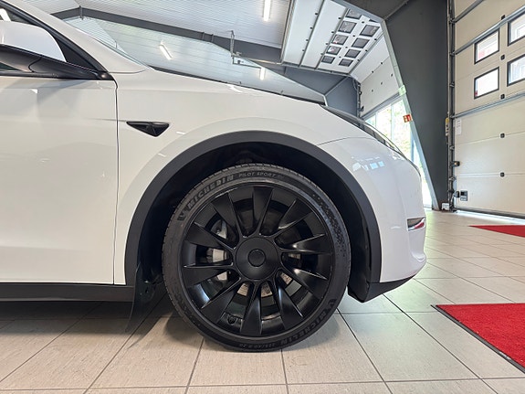 Tesla Model Y 3 of 30