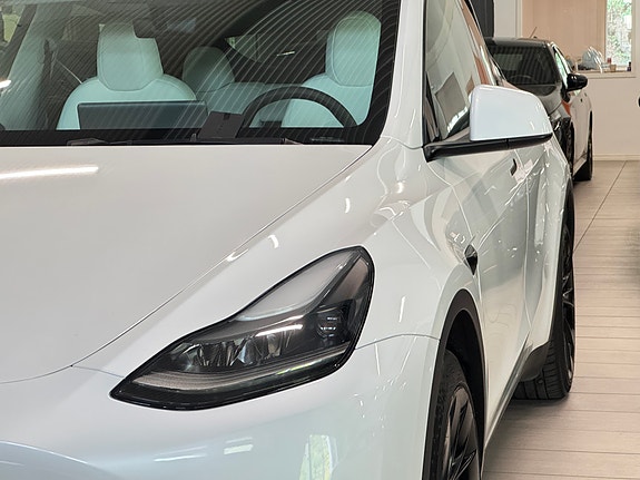 Tesla Model Y 8 of 30