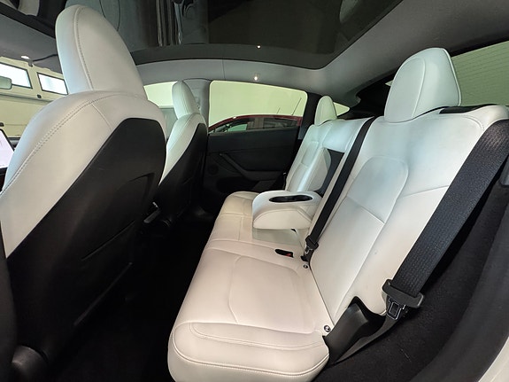 Tesla Model Y 16 of 30