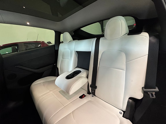 Tesla Model Y 17 of 30