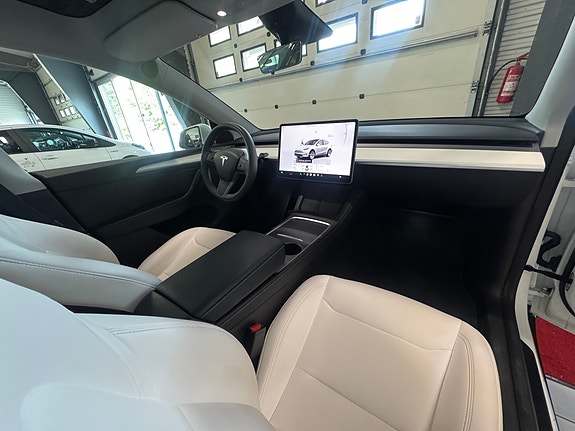 Tesla Model Y 14 of 30