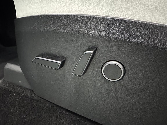 Tesla Model Y 18 of 30