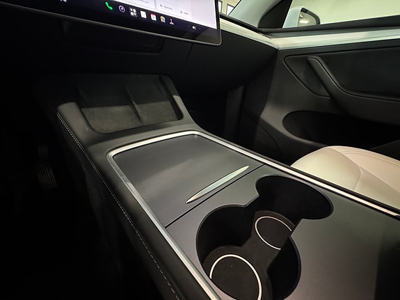 Tesla Model Y 19 of 30