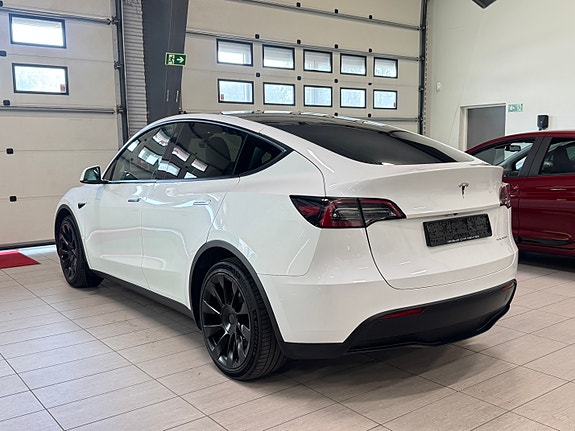 Tesla Model Y 9 of 30