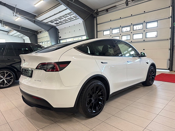 Tesla Model Y 4 of 30