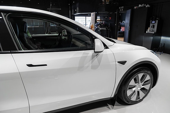 Tesla Model Y 10 of 30