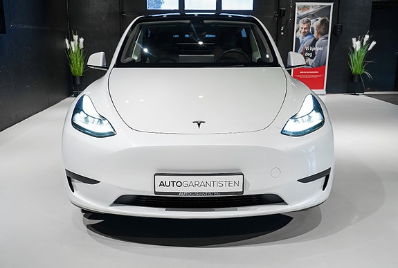 Tesla Model Y 12 of 30