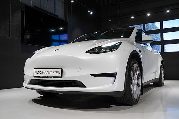 Tesla Model Y 14 of 30