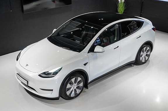 Tesla Model Y 15 of 30