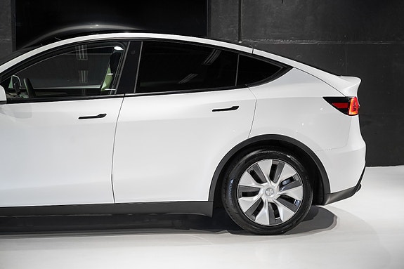 Tesla Model Y 5 of 30