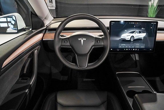 Tesla Model Y 26 of 30