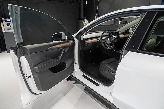 Tesla Model Y 16 of 30