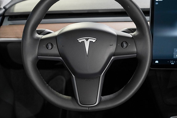 Tesla Model Y 27 of 30