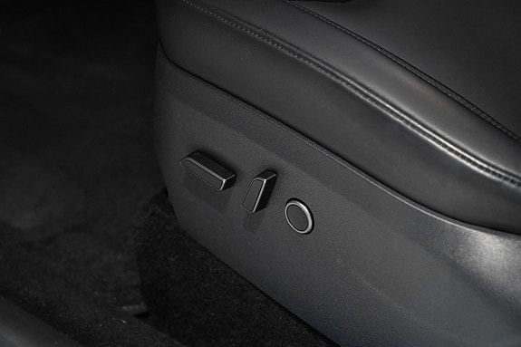 Tesla Model Y 21 of 30