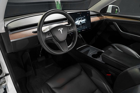 Tesla Model Y 24 of 30