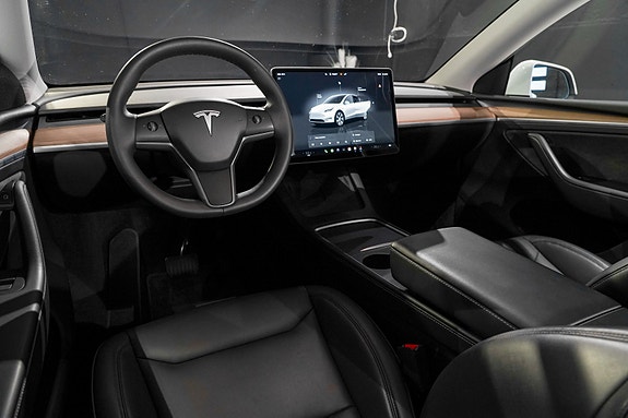 Tesla Model Y 25 of 30