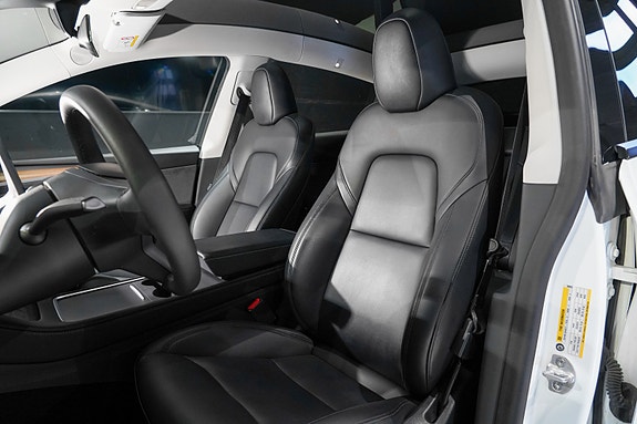 Tesla Model Y 23 of 30