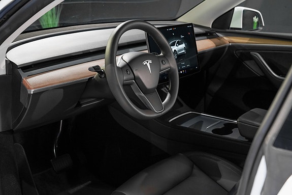 Tesla Model Y 18 of 30