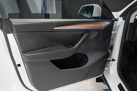 Tesla Model Y 17 of 30