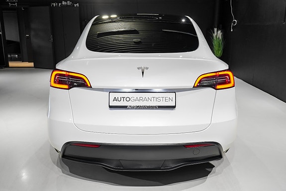Tesla Model Y 7 of 30