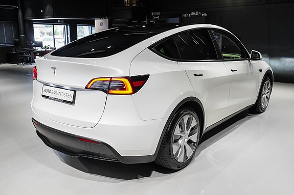 Tesla Model Y 8 of 30