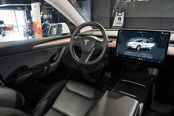 Tesla Model Y 28 of 30