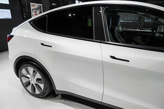 Tesla Model Y 9 of 30