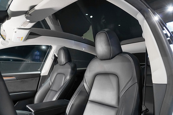 Tesla Model Y 22 of 30
