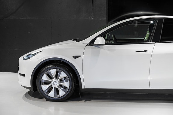 Tesla Model Y 4 of 30