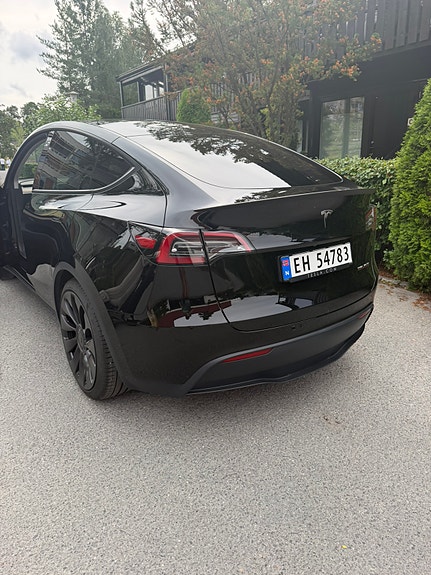 Tesla Model Y 4 of 18