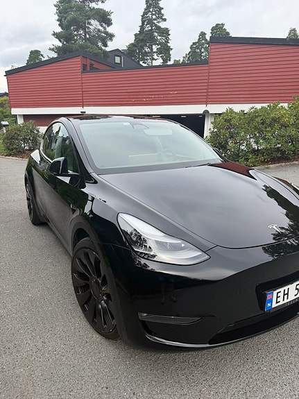 Tesla Model Y 13 of 18