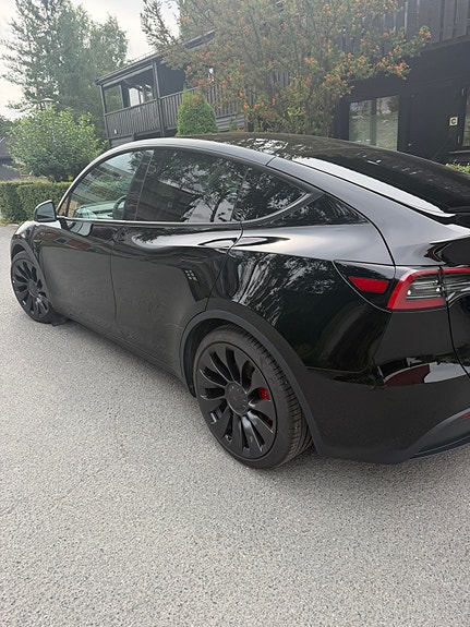 Tesla Model Y 16 of 18