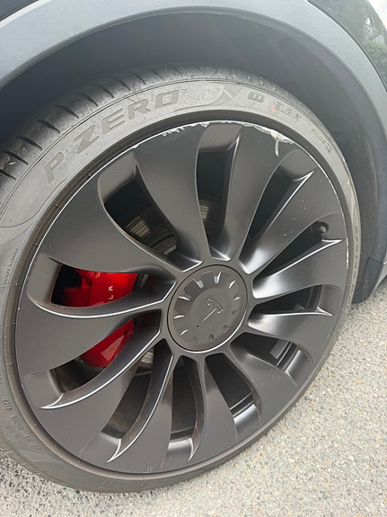 Tesla Model Y 10 of 18