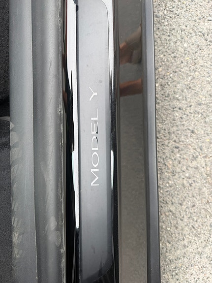 Tesla Model Y 7 of 18