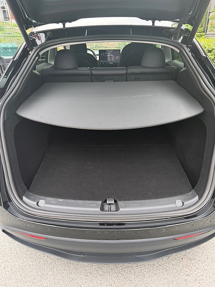 Tesla Model Y 12 of 18