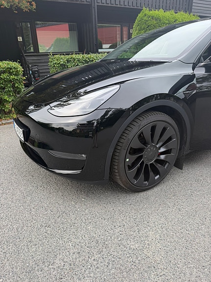 Tesla Model Y 9 of 18