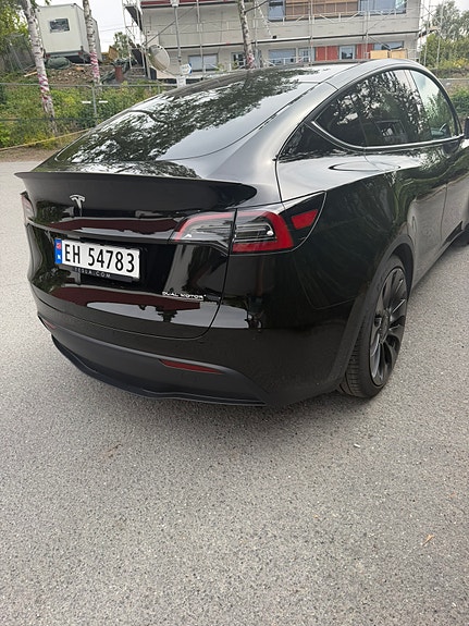 Tesla Model Y 3 of 18