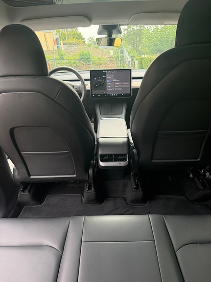 Tesla Model Y 6 of 18