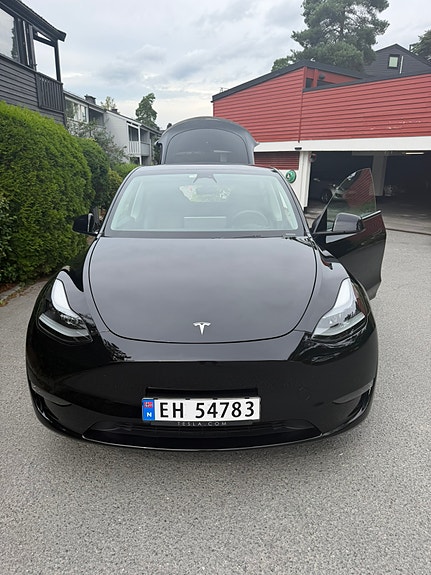 Tesla Model Y 11 of 18
