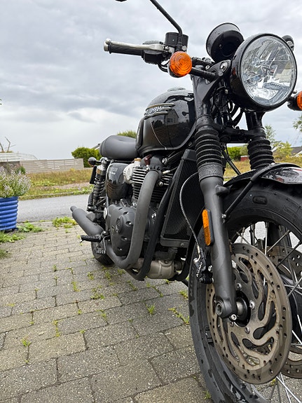 Triumph Bonneville T120 Black 7 of 22