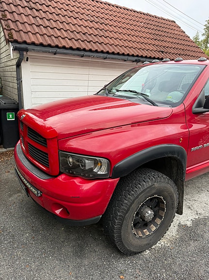 Dodge RAM 3500 3 of 15