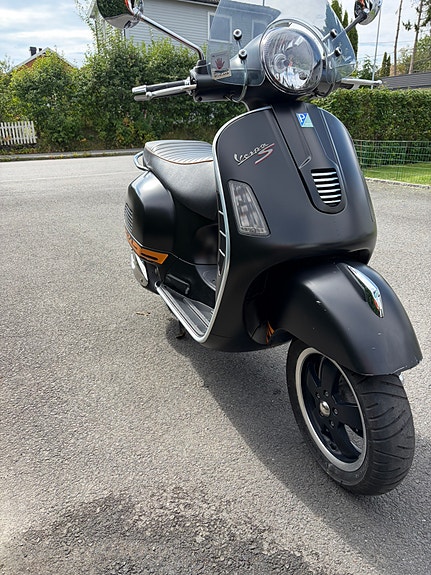 Vespa GTS 300 2 of 5