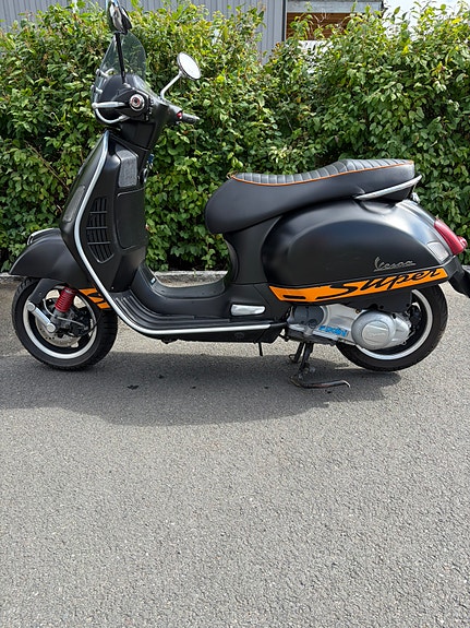 Vespa GTS 300 3 of 5