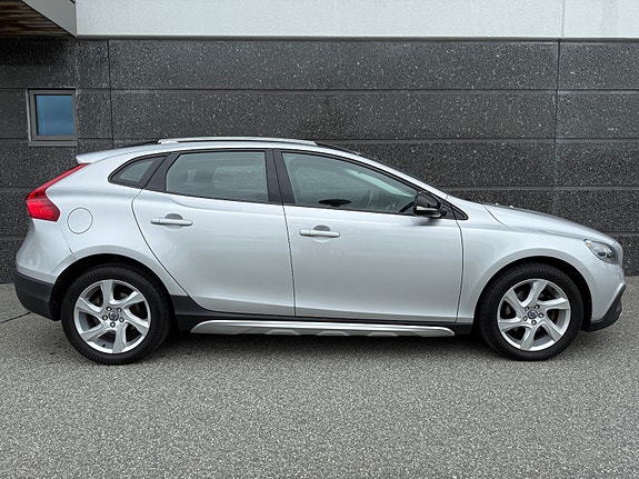 Volvo V40 Cross Country 2 of 22